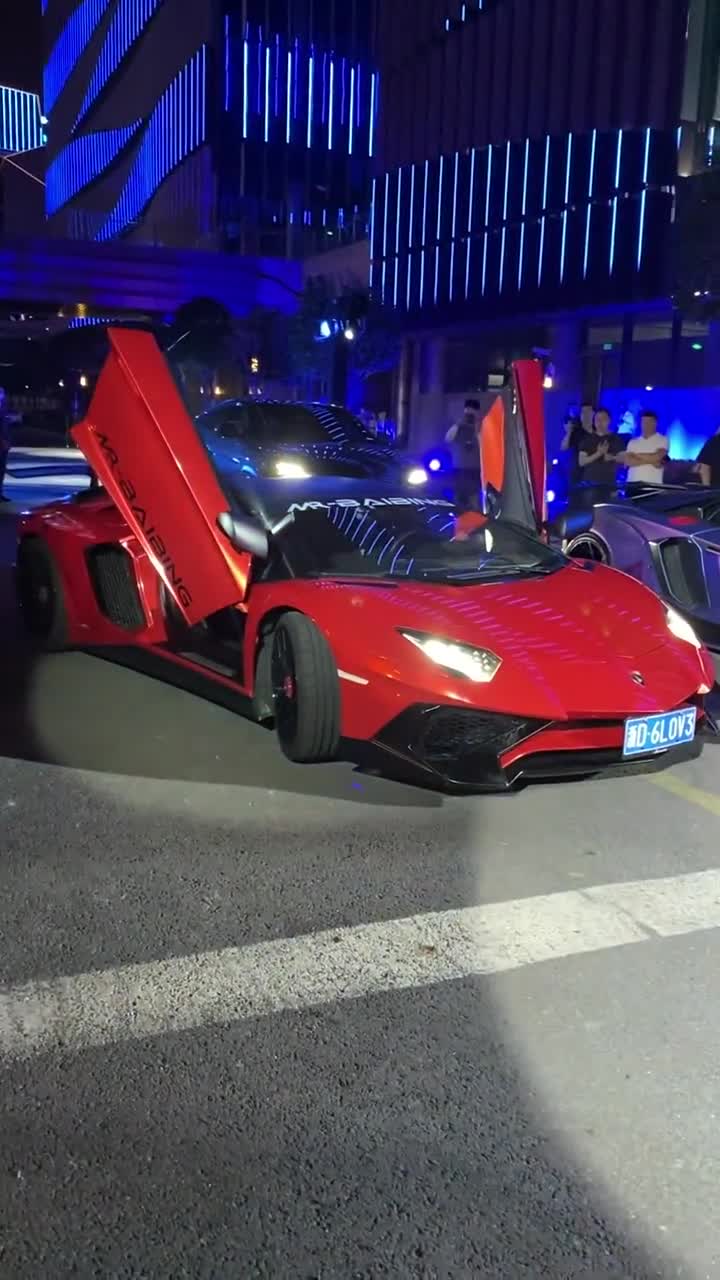 这位帅哥开的兰博基尼大牛是我见过最炸的一台了,喷火放炮时候太帅了