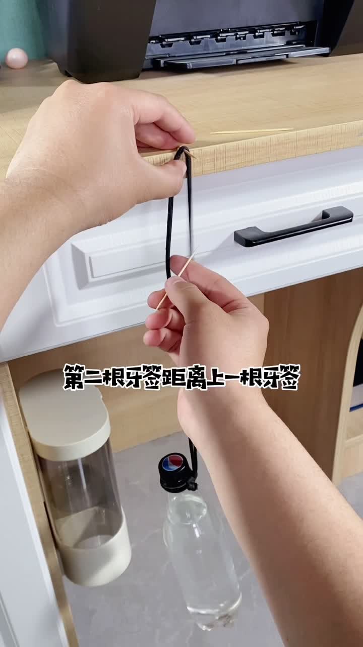 三根牙签,悬挂水瓶,这是什么原理?