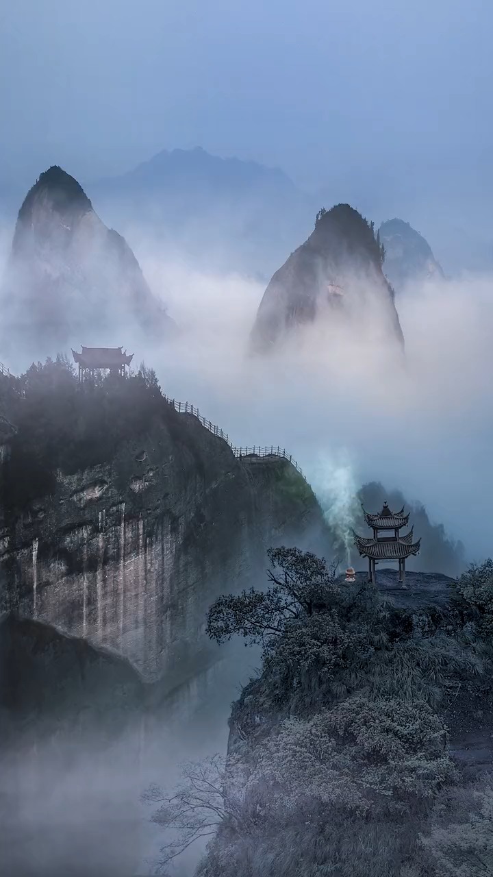 我本无心恋红尘奈何影子落人间愿做凡尘一朵云是聚是散随心缘云雾缭绕