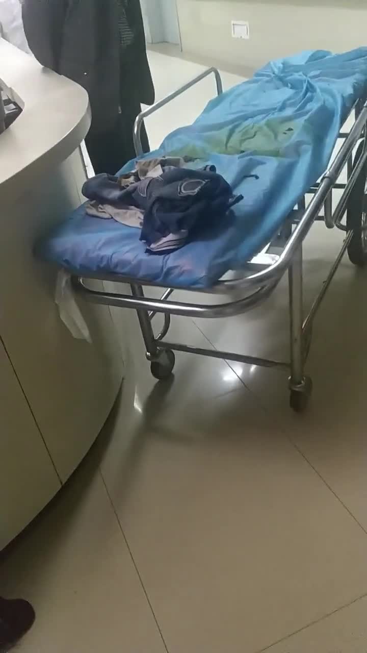 7岁的男孩爬到高压电上,电的露着骨头,小孩也不会哭了,也不疼了