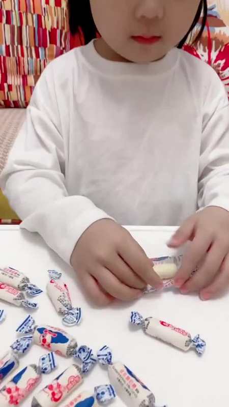 弟弟想吃奶糖姐姐竟然这样做