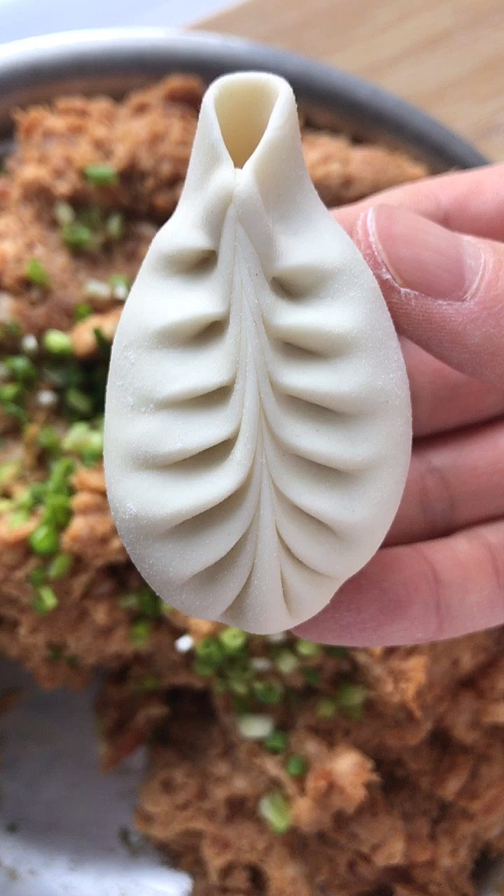 不可辜负的美食#慢动作秋叶包详细手法教程-度小视