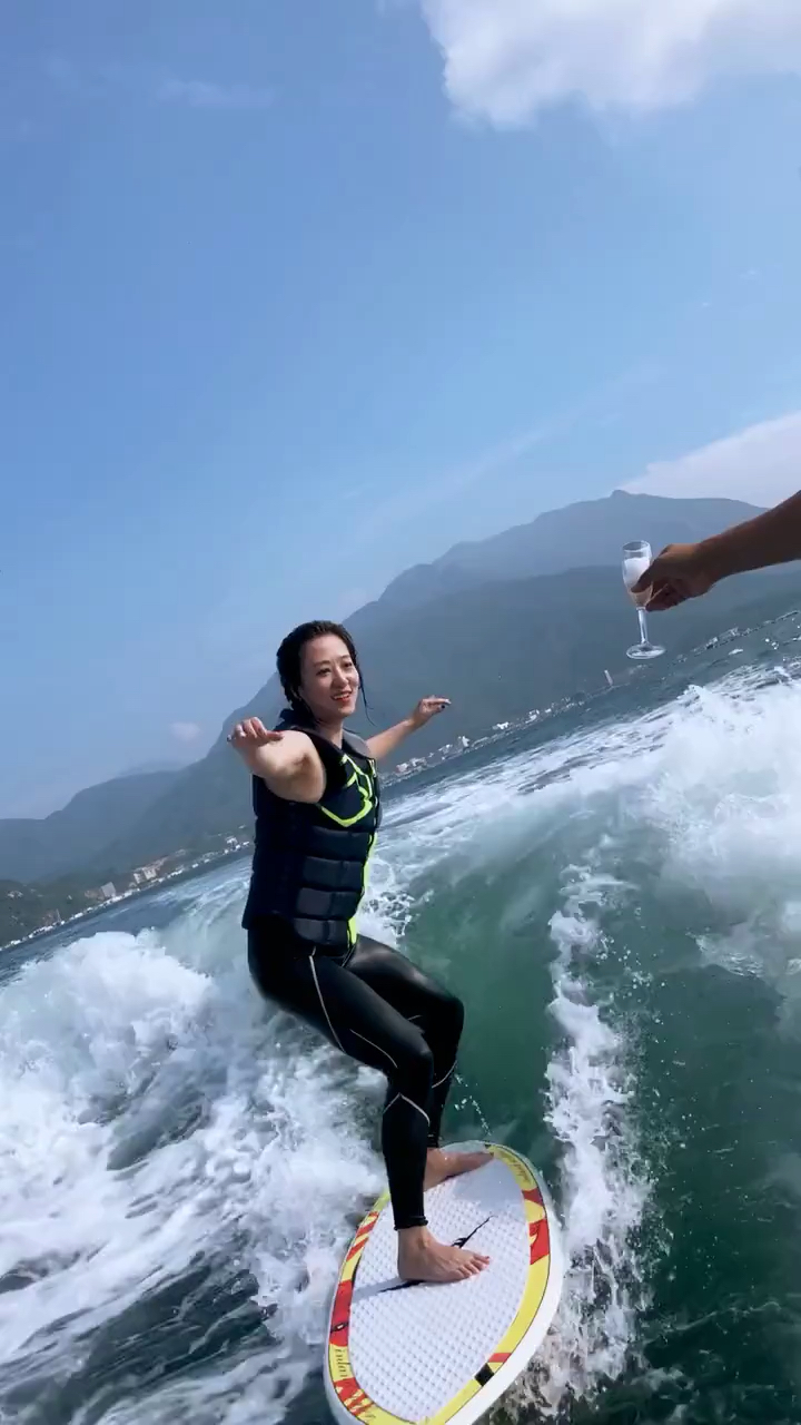 美女冲浪,一杯香槟敬你!