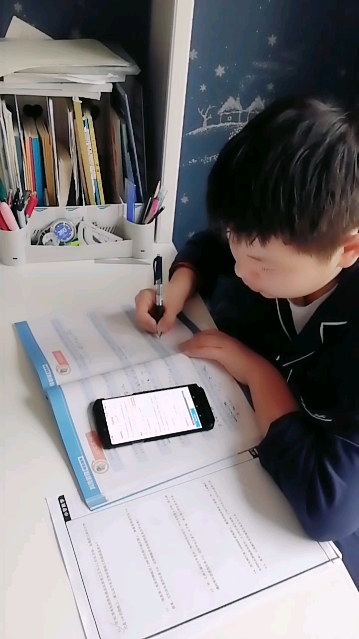 都说写作业不给手机,留些上网查资料的作业,能不用吗.写见还得收回来.