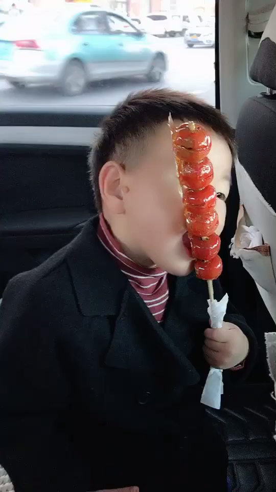 第一次吃糖葫芦的小朋友都是从下往上吃么?