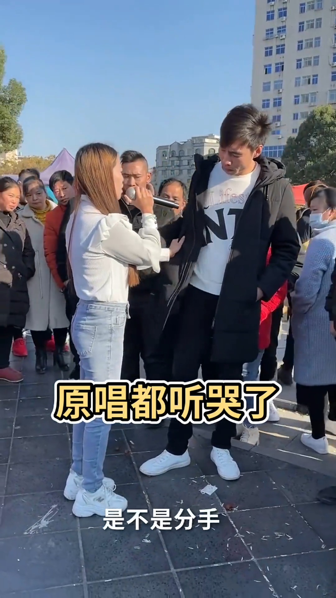 这个流浪歌手唱的太好了,一开嗓就引来众人围观,在这真是屈才了