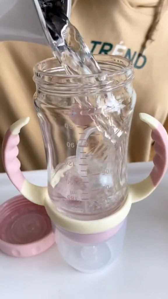 有了这个倒置奶瓶之后,终于可以放心让他冲奶粉了,你们家