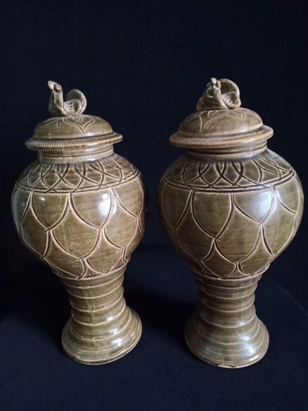 "鸡头"将军罐一对:瓷制,宋朝,耀州窑,青瓷.高27.5厘米,直径13厘米.