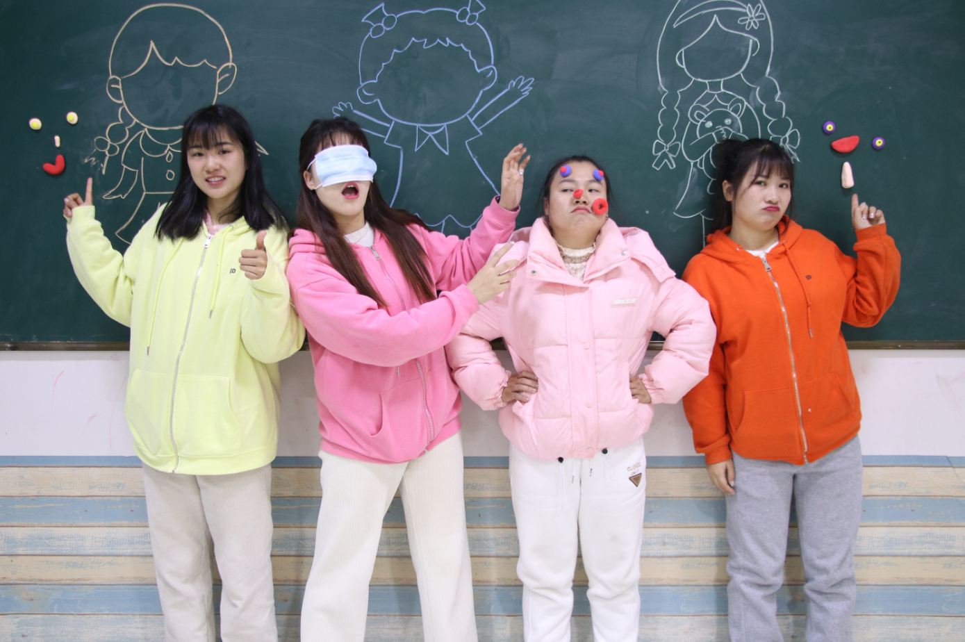 挑战"蒙眼贴五官",王小九直接把粘土贴到老师的脸上,太逗了