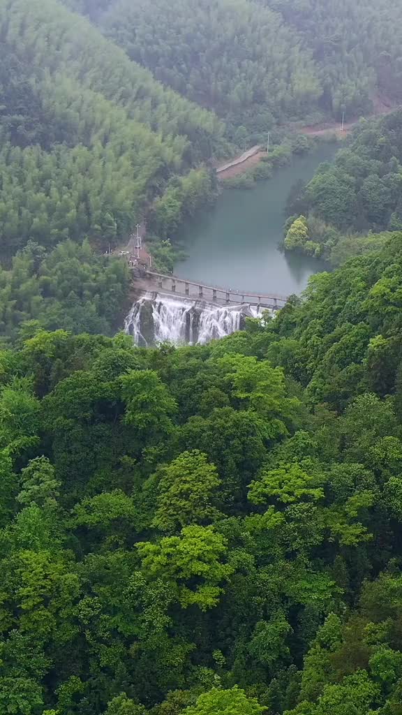 高山上的天然瀑布位于咸宁市通山县夏铺镇三界冷水坪芦坪带你去旅行
