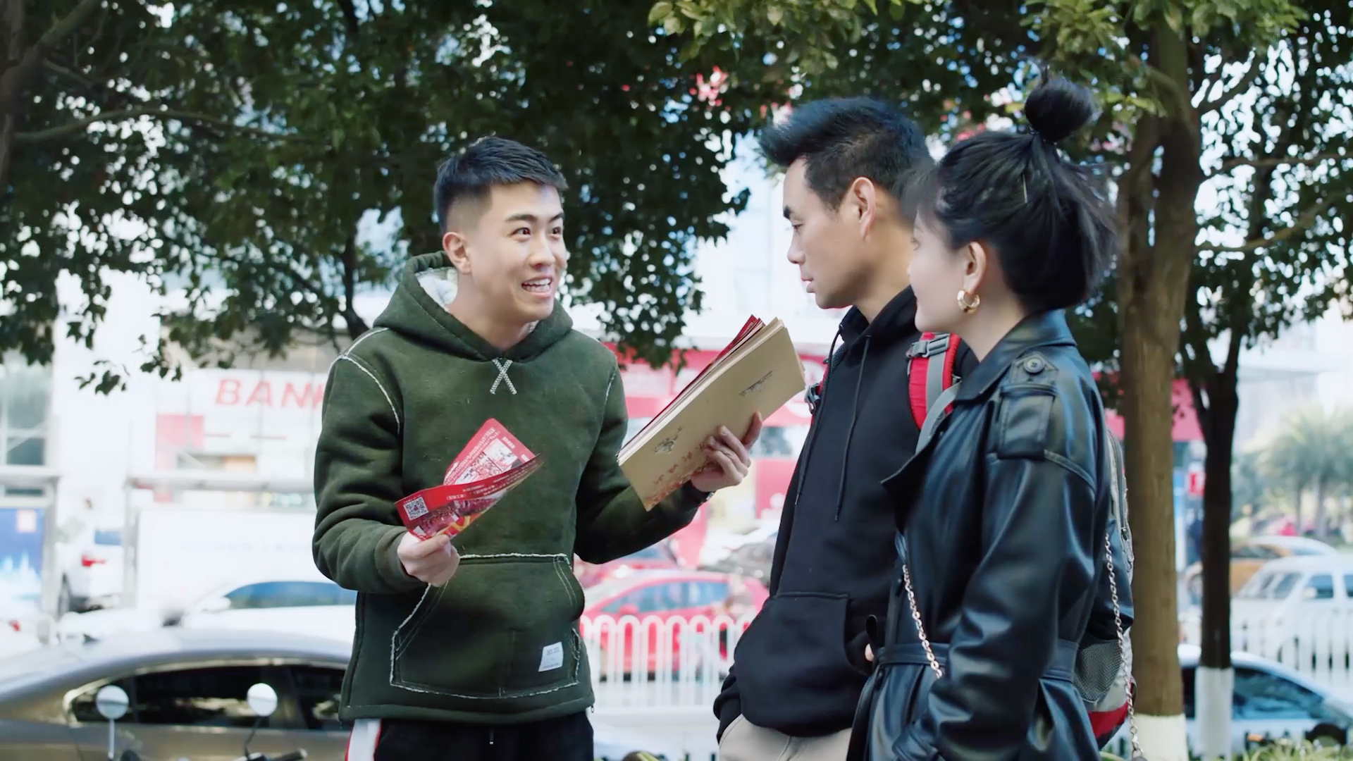 搞笑段子剧#这样发传单很赚钱,就是有点费绷带!