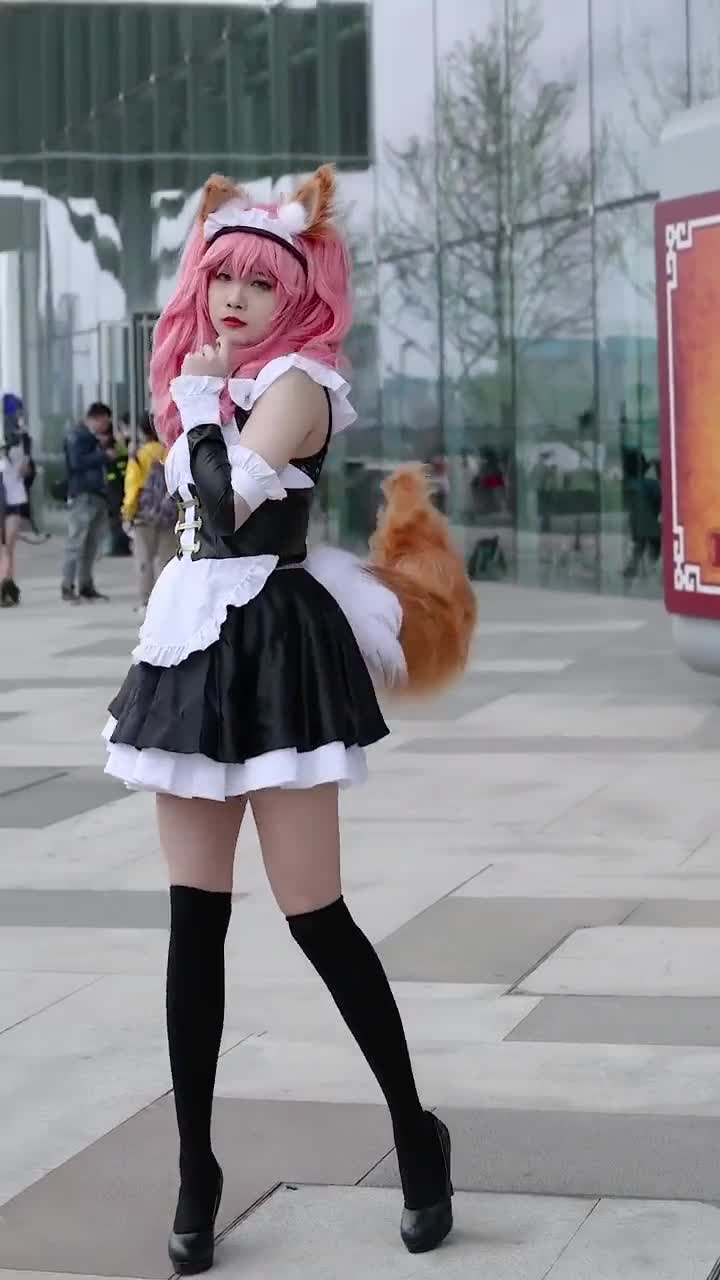 小姑娘狐狸尾巴露出来了