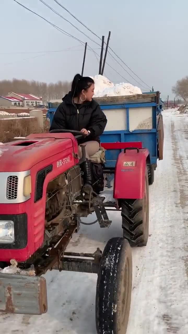美女为了挣钱养家糊口,居然做起了开拖拉机的工作!