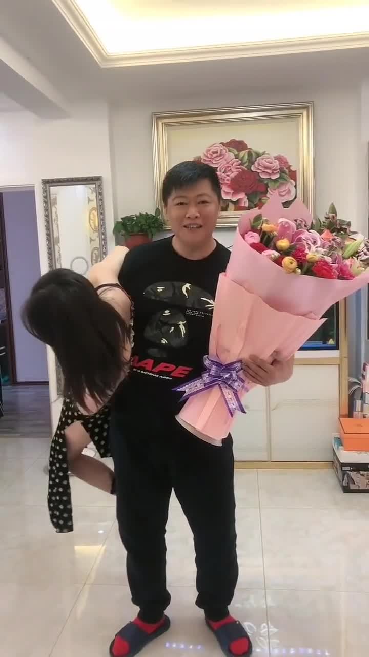 謝永強要去給媽送禮,一手鮮花一手兒媳婦,太孝順了!