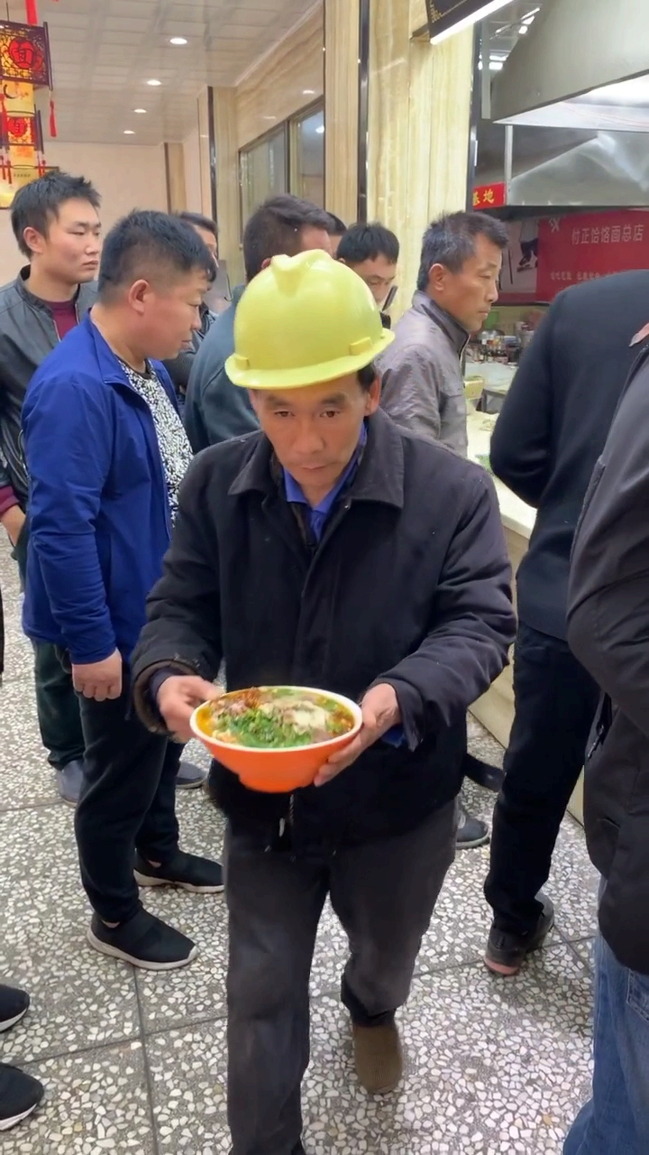 这位大爷干了一辈子工地,今天来我家吃面,不仅加肉,还免费.