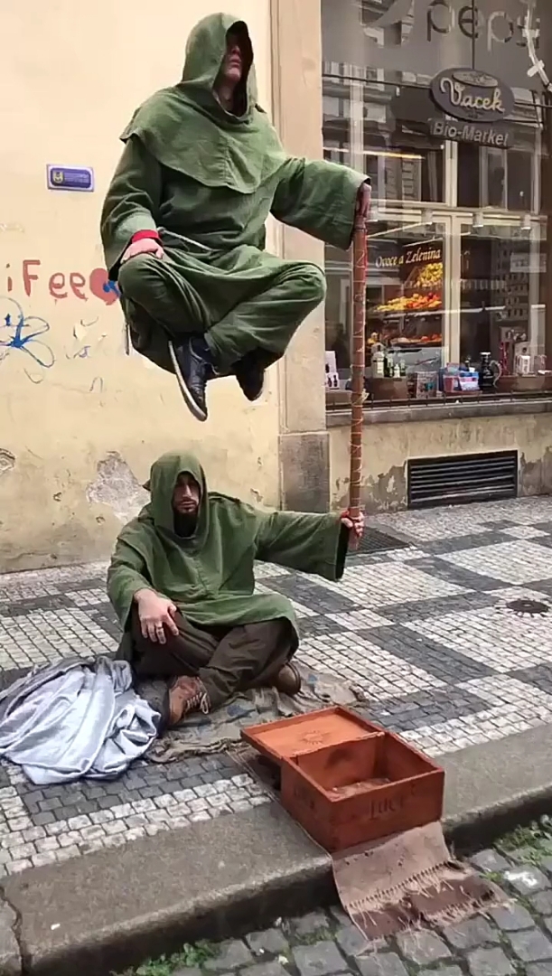 举起来!我就认为就是下面的人举起来的!