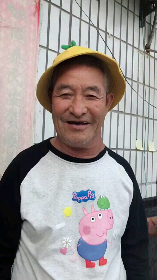 好可爱的配音,爷爷的肚子哈哈,猜猜爷爷多少斤@晁开心