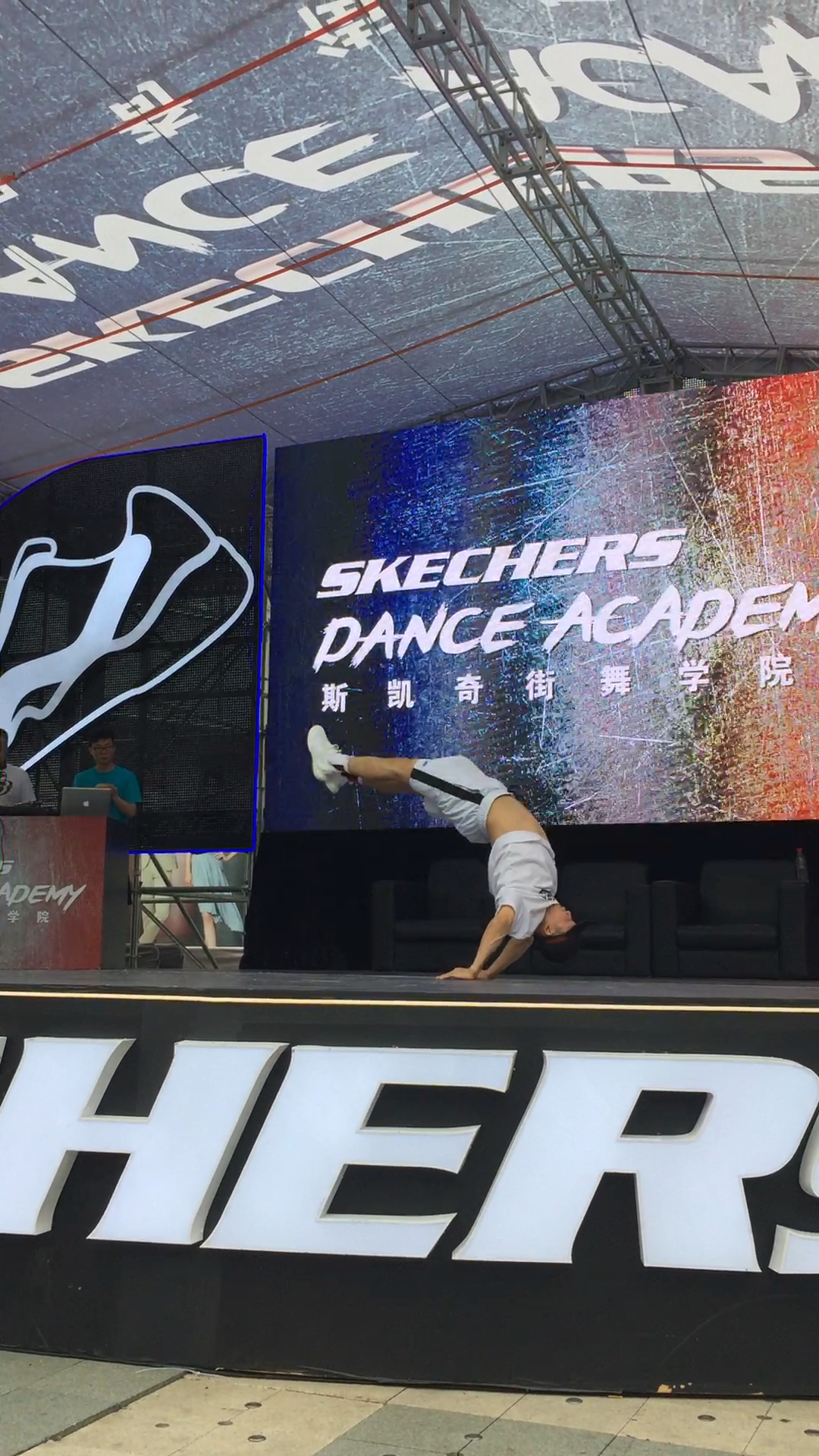 来自热血街舞团bboy杨凯,陈伟霆战队!