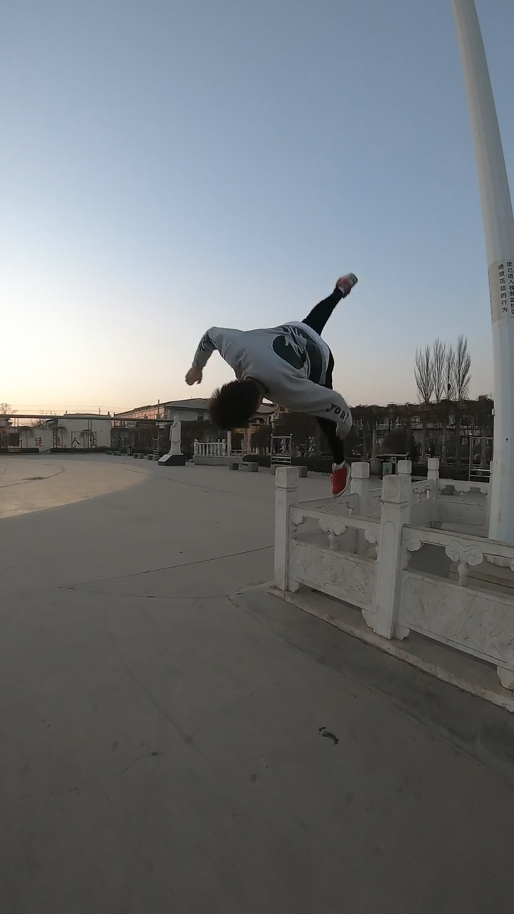 行云流水般的跑酷少年