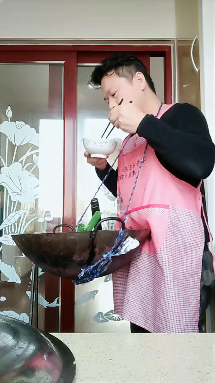吃着碗里看着锅里的.说的就是他吧