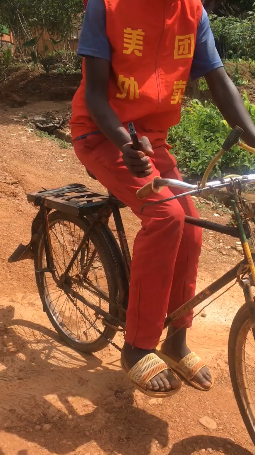 非洲人当地人骑着28杠送外卖