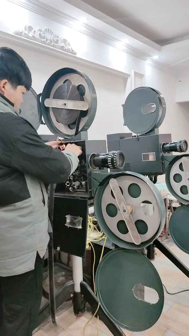 三十五毫米宽银幕放映机,这种机型适合固定式电影院用的放映机-度小视