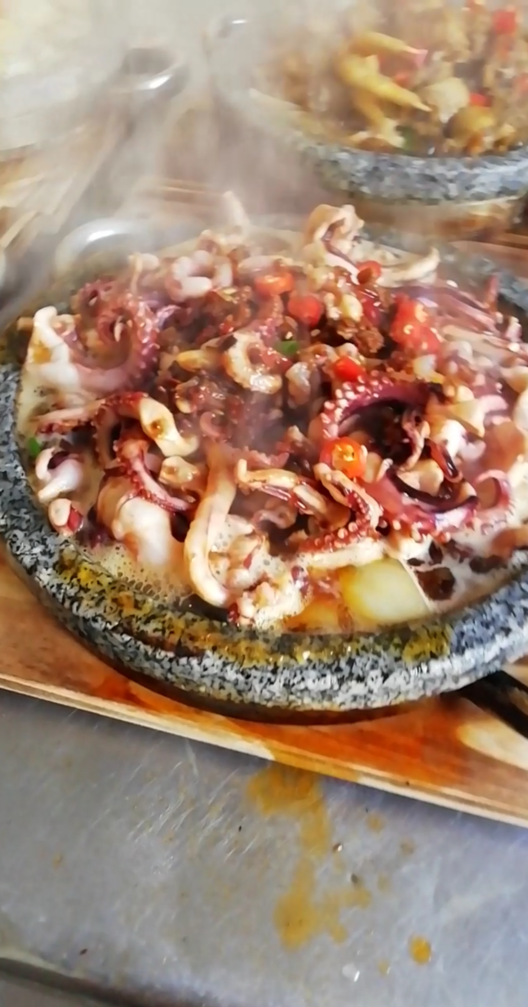 舌尖上的乡村美食#石锅鱿鱼,石锅鸡 好酱料  好味道.