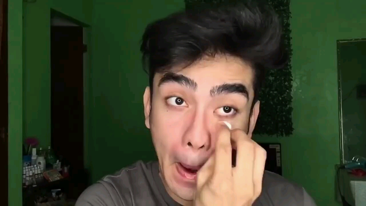 哥长相英俊自学化妆后美得让人心动