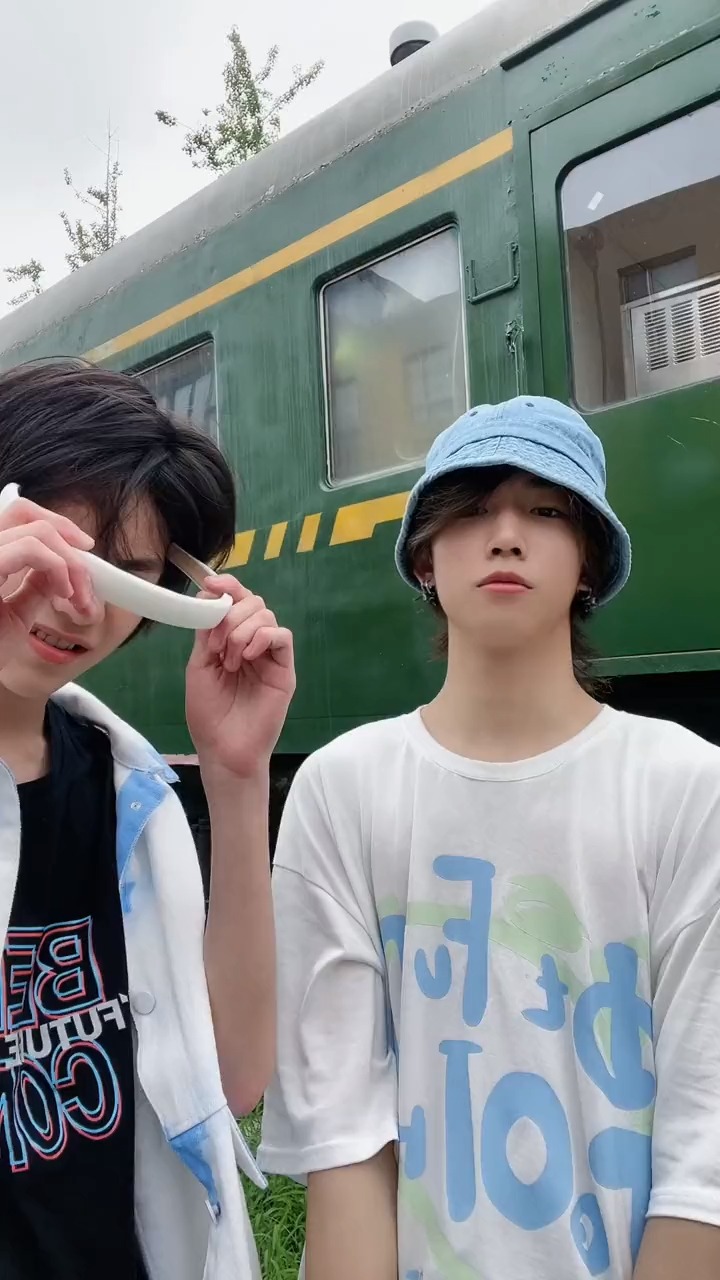 林秋楠#和二屁给大家来一个抹唇舞!