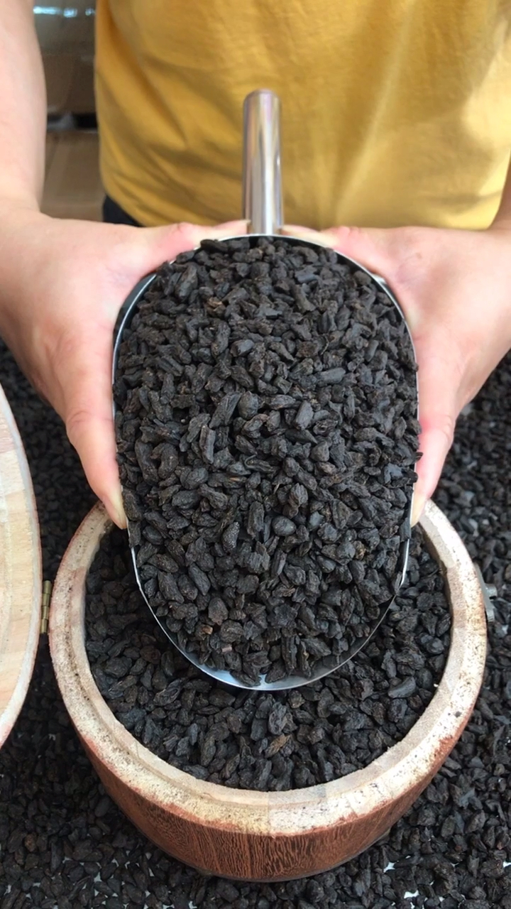 碎银子茶性温和,颜色深褐,糯香清新自然!口感醇和柔滑,对胃特别好!