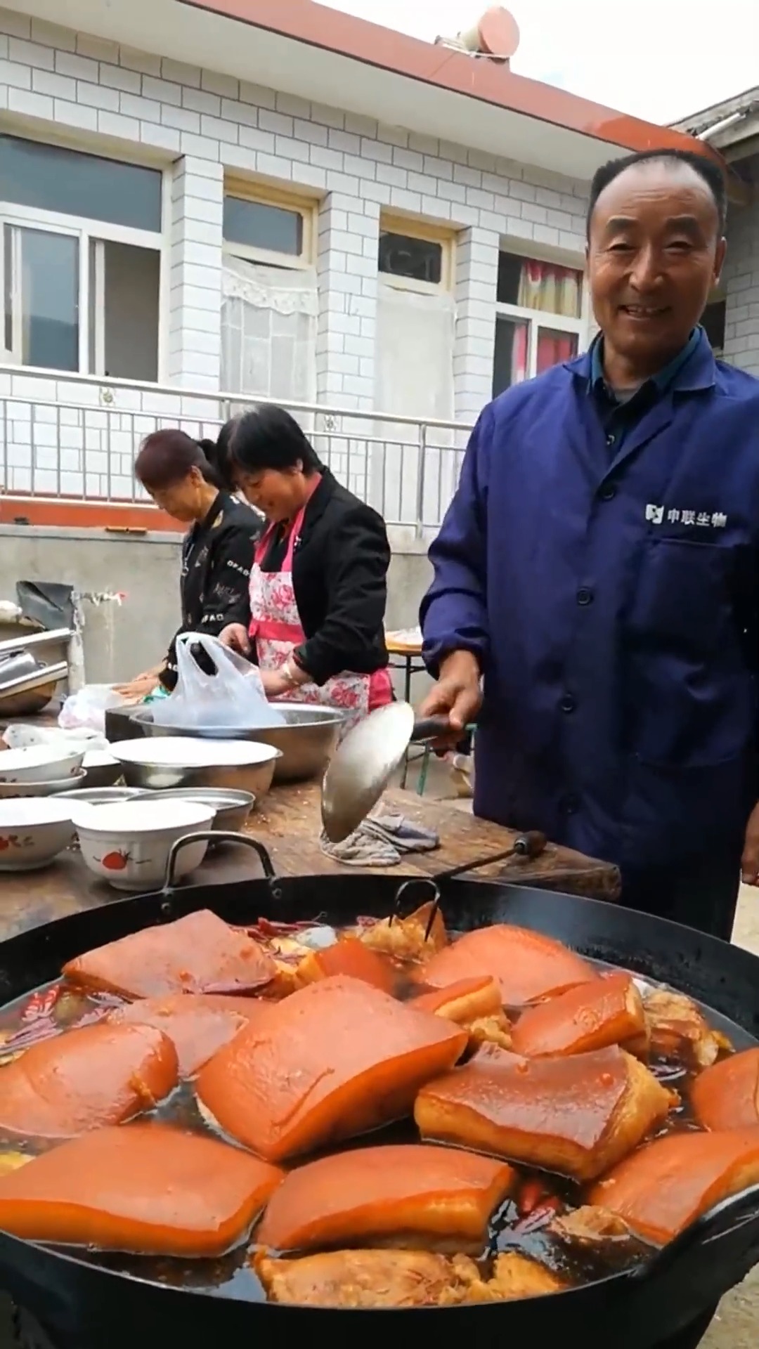 娱乐#农村吃酒席,表哥请来的大厨做饭真解馋,看看这大肉真好!