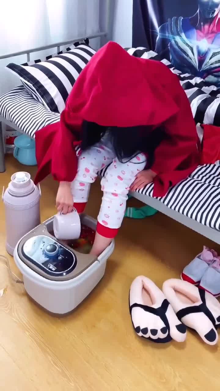 自己的洗脚水都敢喝,是个狠人啊!