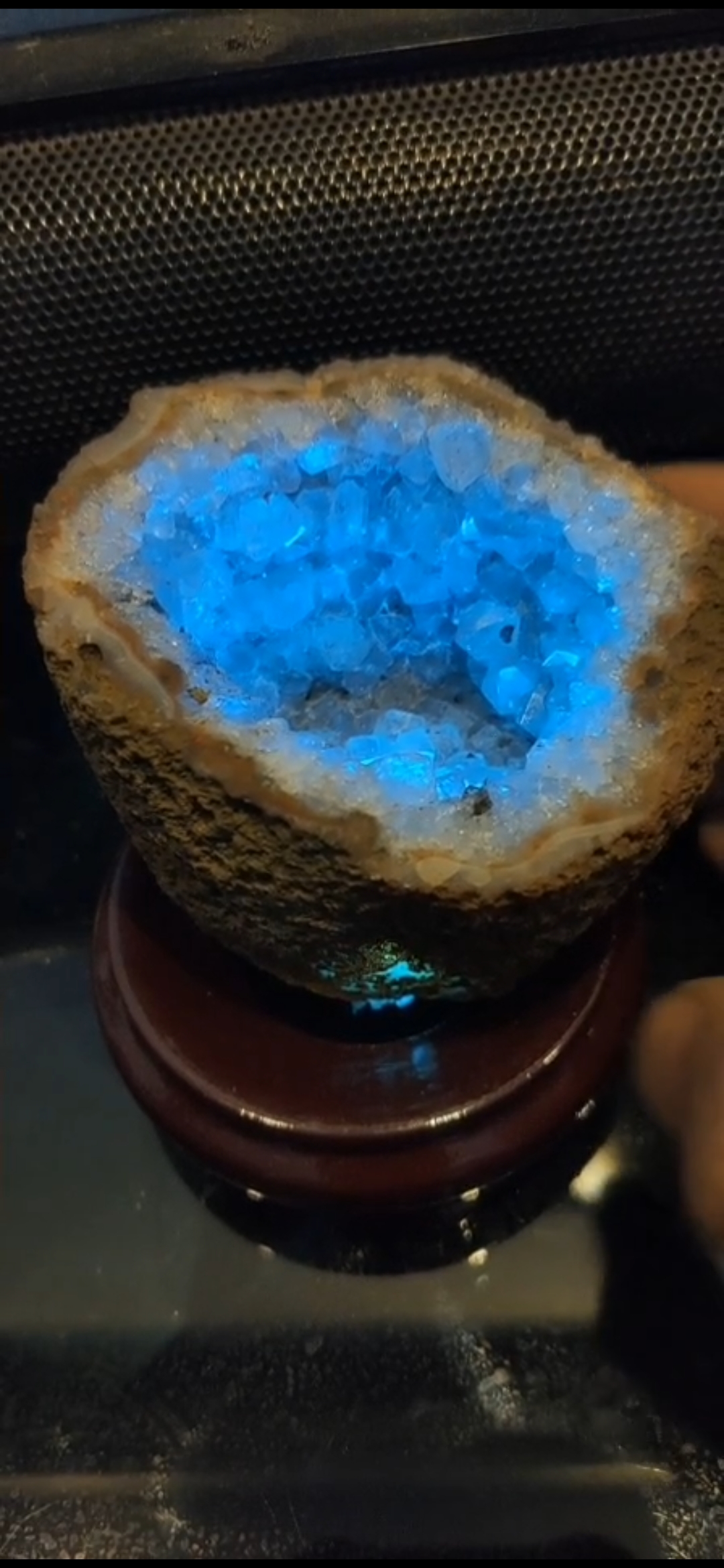 战国红玛瑙水晶洞聚宝盆招财摆件