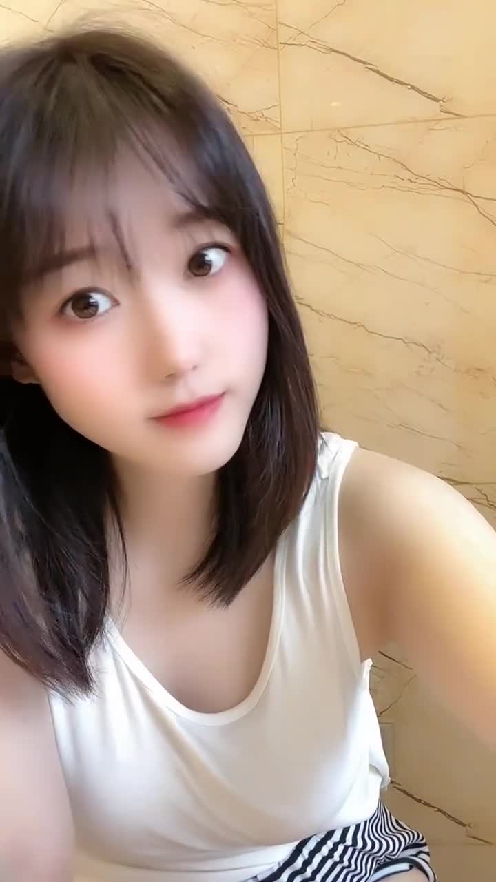 爱自拍的纯净姑娘,真美