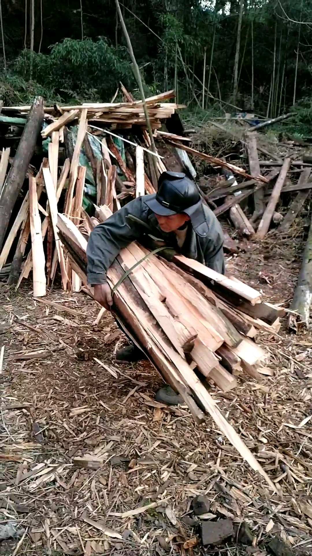 这一捆柴差不多200斤,要是年轻的我挑二捆