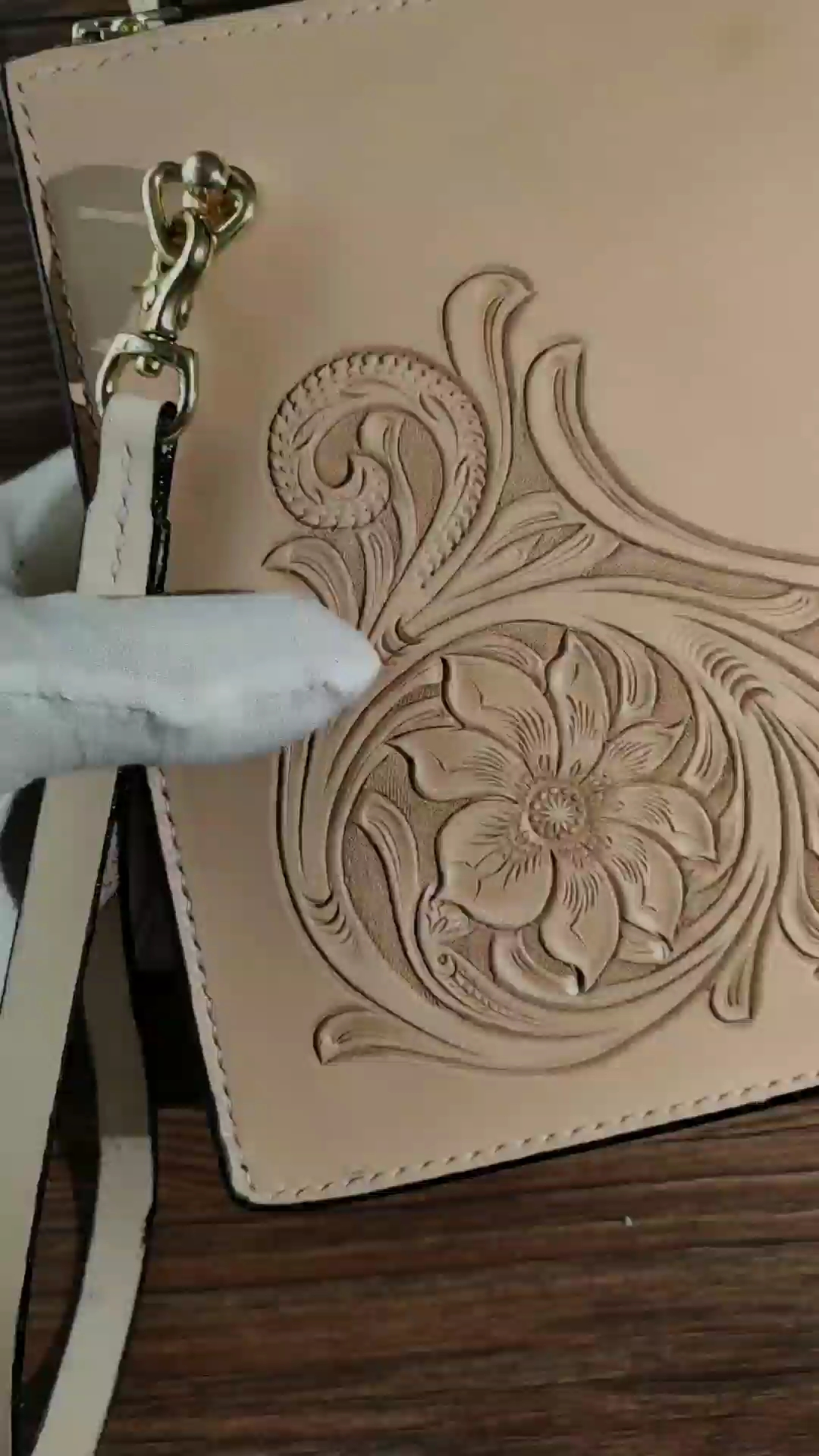 民族皮艺～手工制作皮雕手拿包