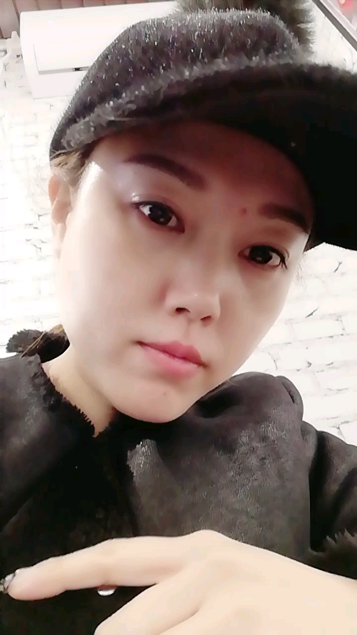 全民小助手 四十岁了!第一次自拍,等儿子无聊拍的,不要见笑啊亲人 !!