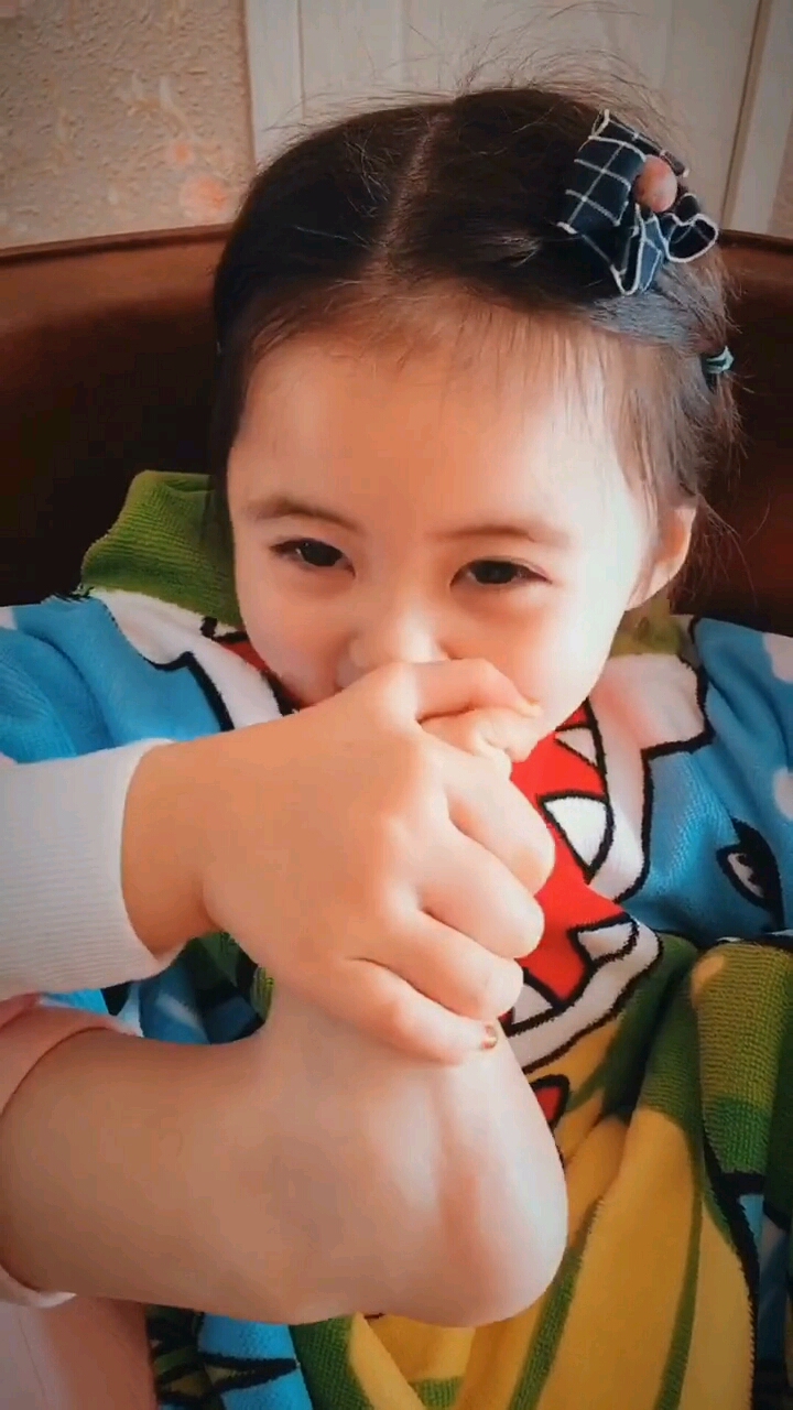 我家萌宝是一个每次吃饭她抱着脚丫子闻一闻