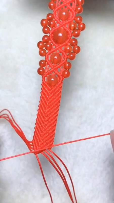 这是一个比较复杂的平安结只要多加练习编这个就不是难题