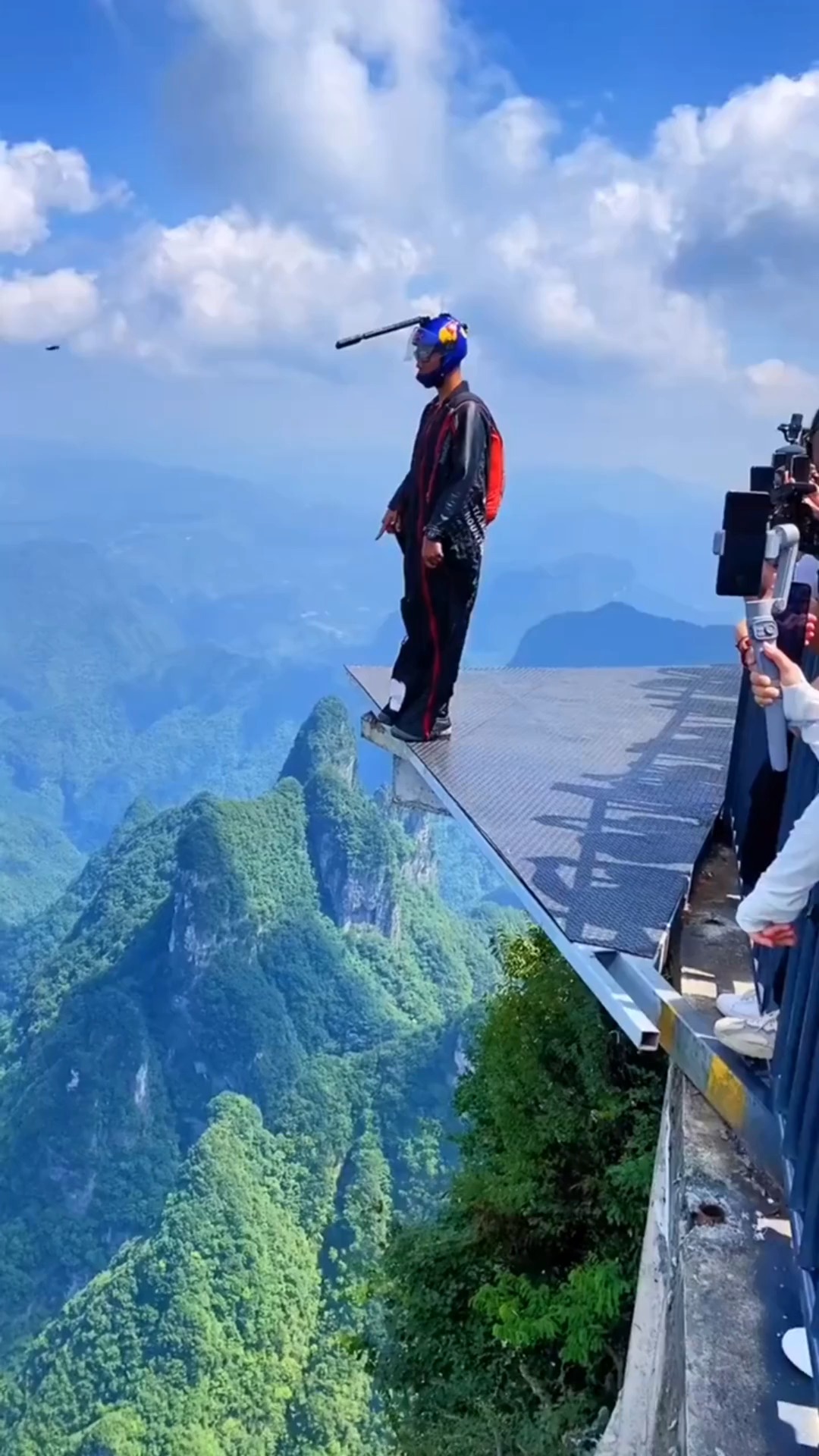 天门山锟棚顶 翼装飞行跳台,真刺激