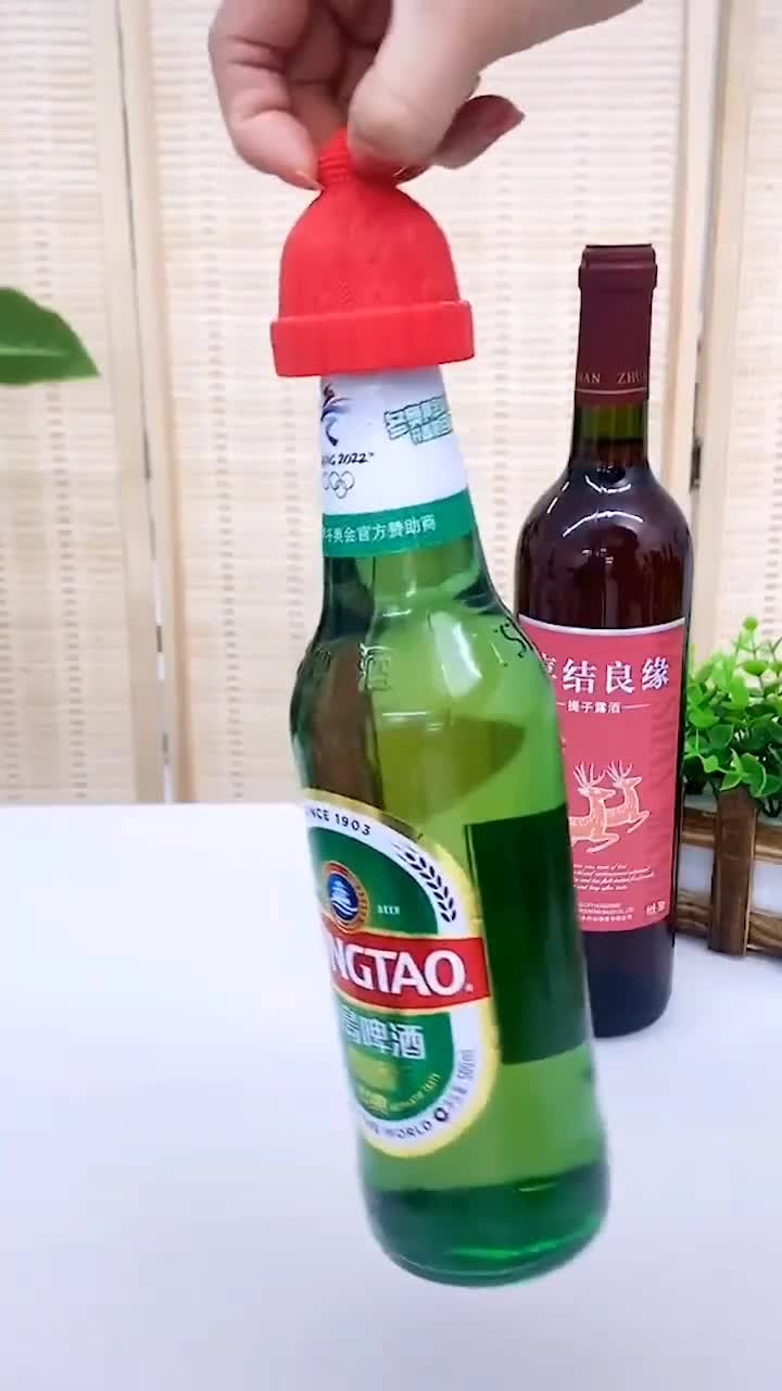 这个小红帽其实是个酒瓶塞,一点也不漏气.