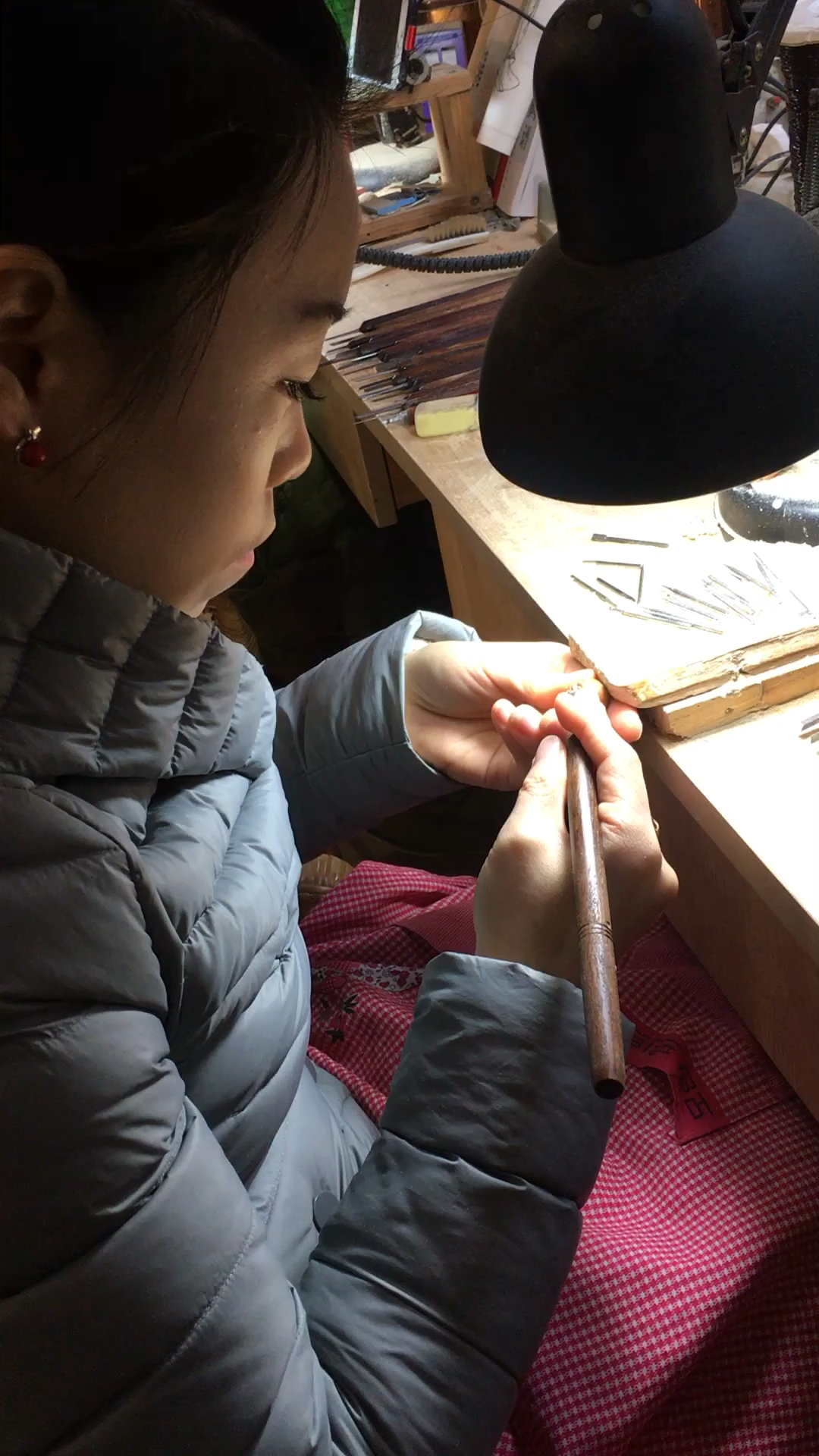 看美女雕刻师如何雕刻!