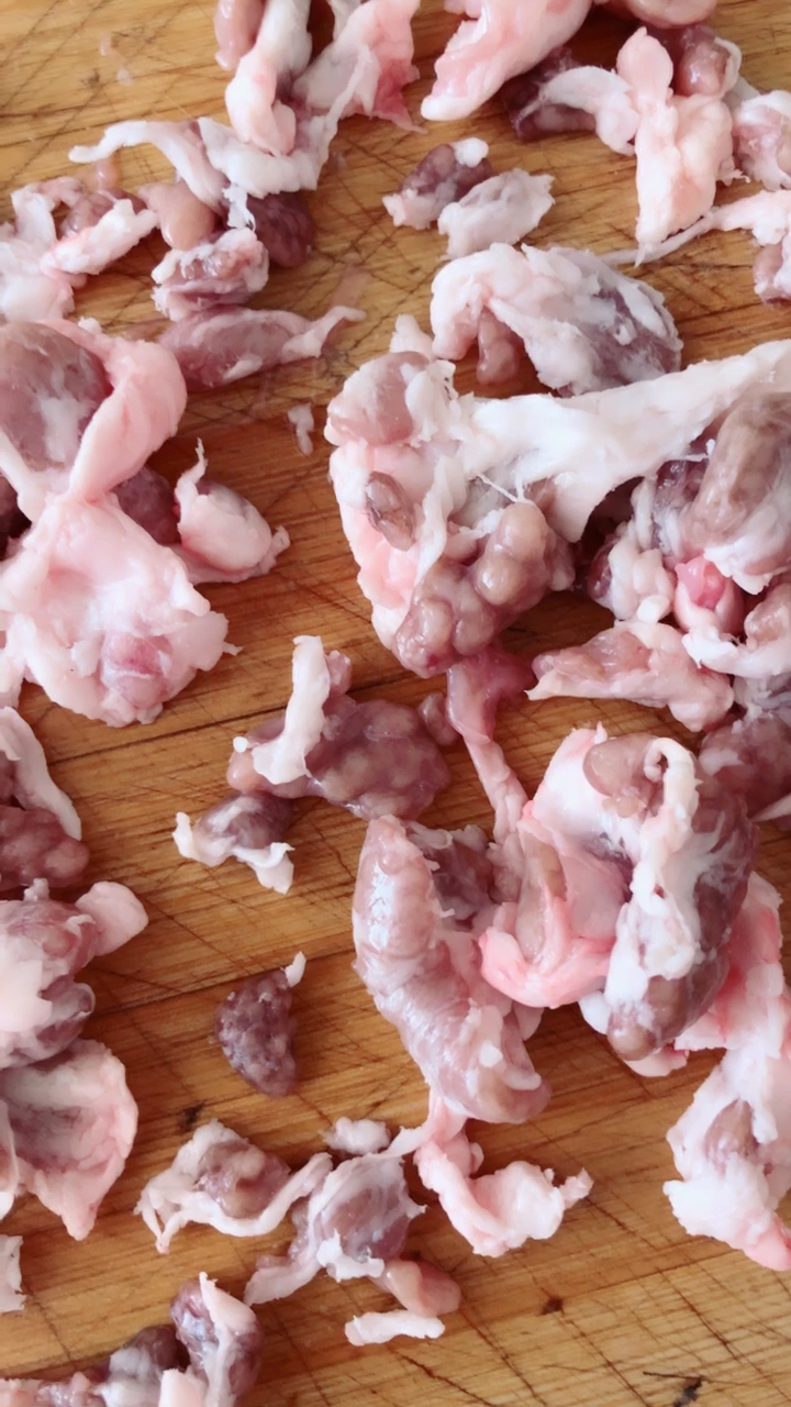 鸡冠子油里面抠下来的淋巴,全是毒