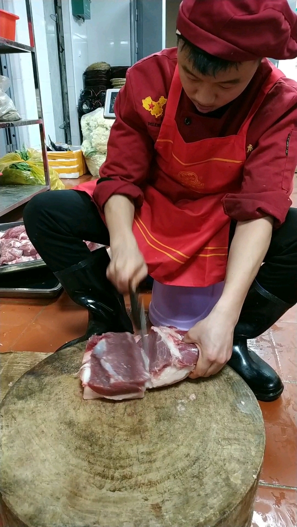 小伙子做了5年的切配,刀工不是一般的熟练