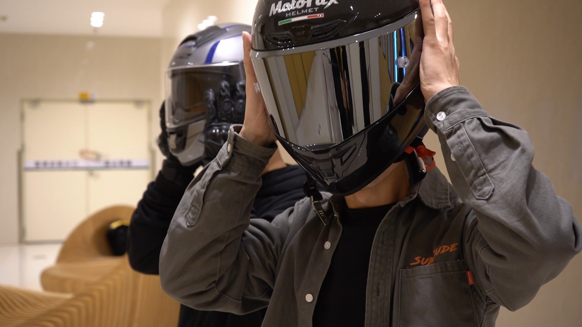 机车#戴头盔不压坏发型的正确方式!