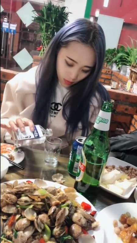 娱乐#雪碧配江小白,轮回路上不徘徊,小姐姐喝酒喝得很专业啊!