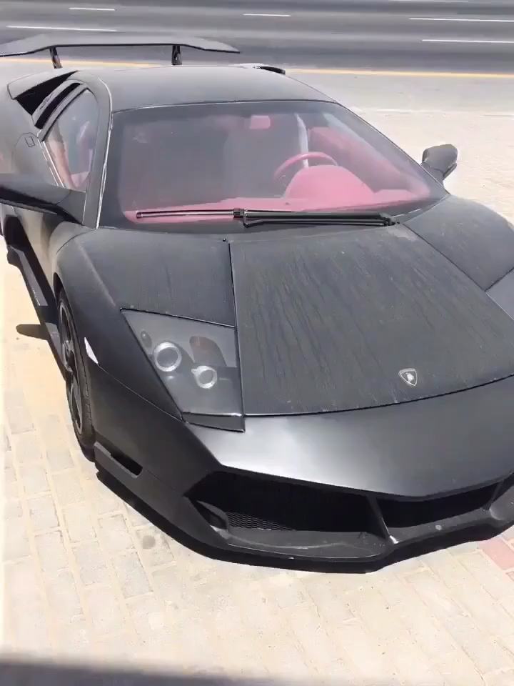 街头随处可见报废的兰博基尼!