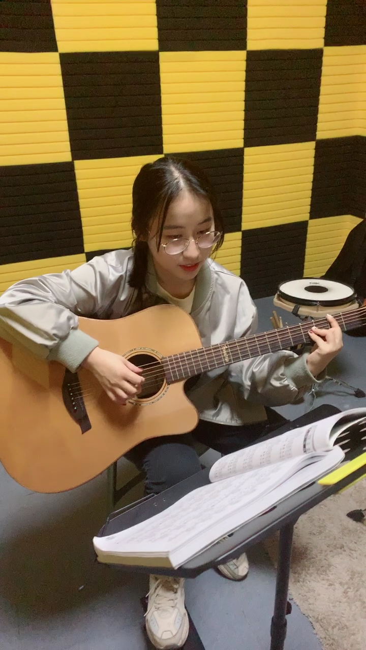 学吉他的小姐姐
