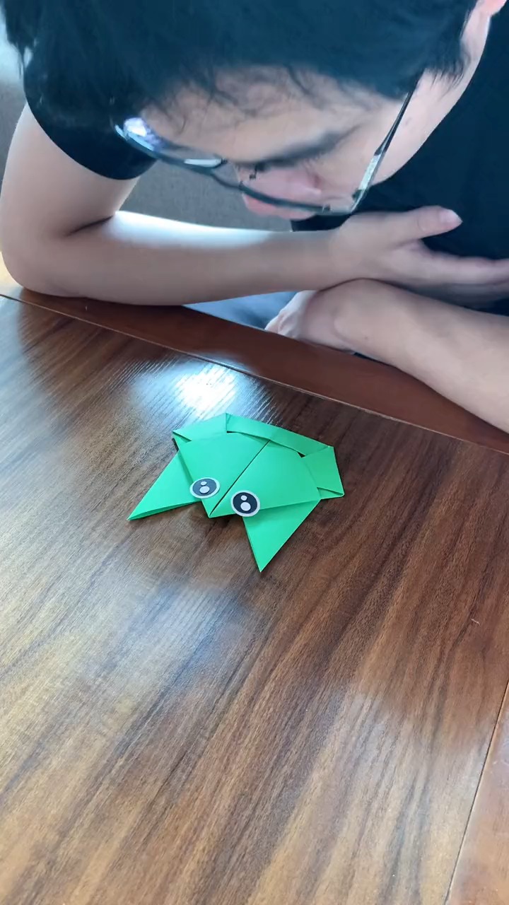 手工制作#吹一口气就会蹦蹦跳跳的小青蛙,小学的时候就这样玩的