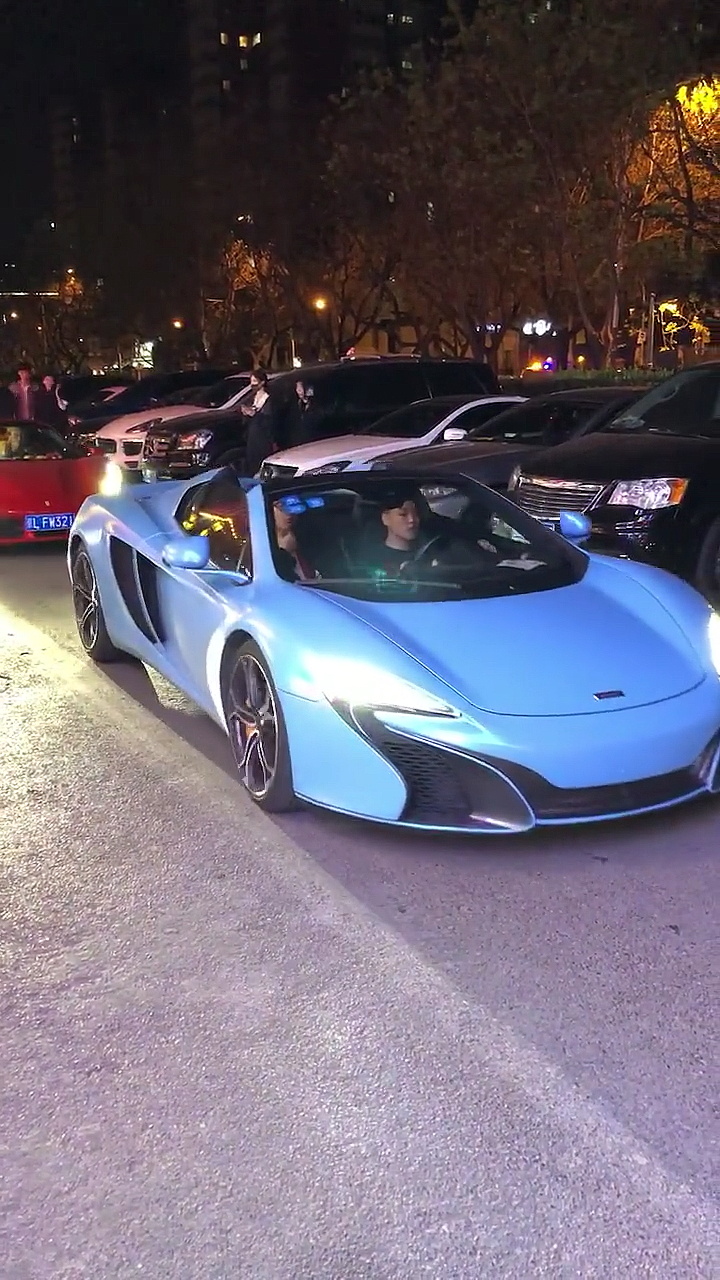 北京工体#京城公子哥开迈凯伦炸街,小姐姐说排气太呛了!